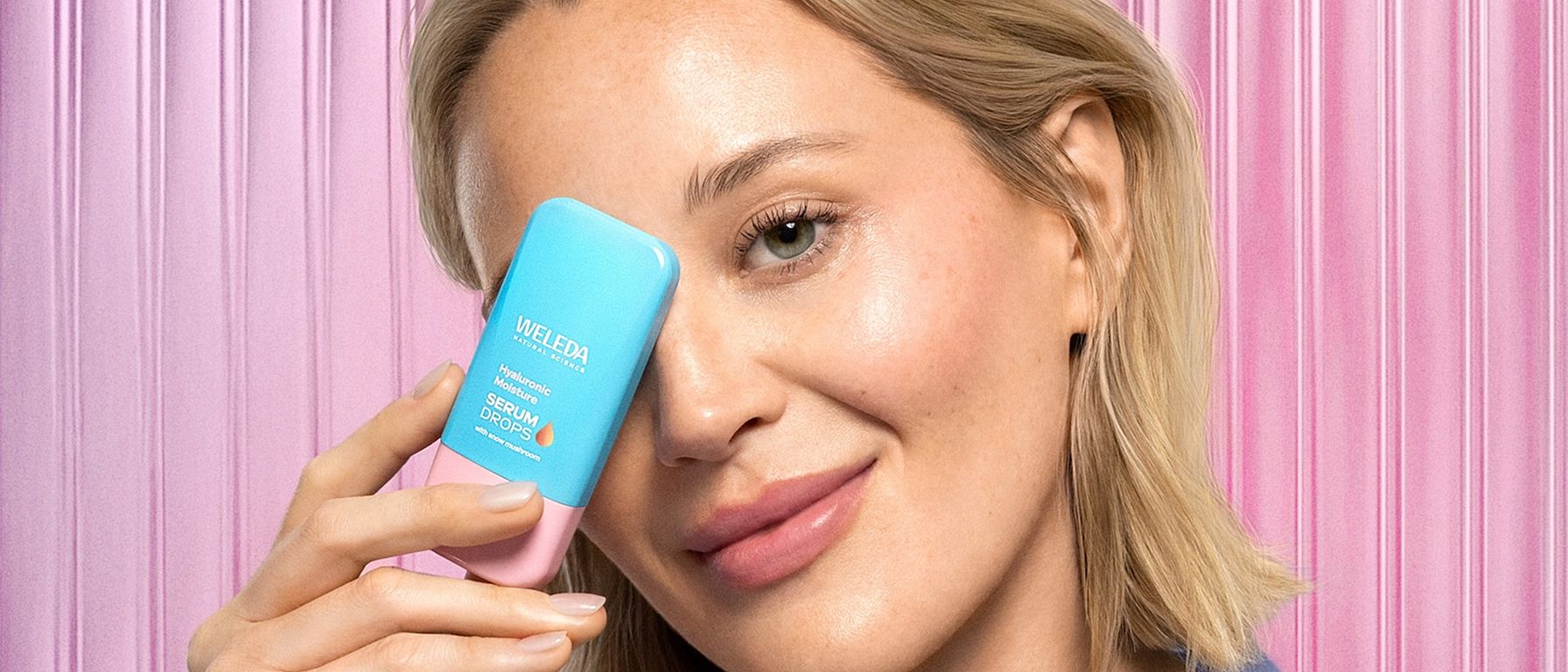 dziewczyna trzymająca nawilżające serum w kroplach