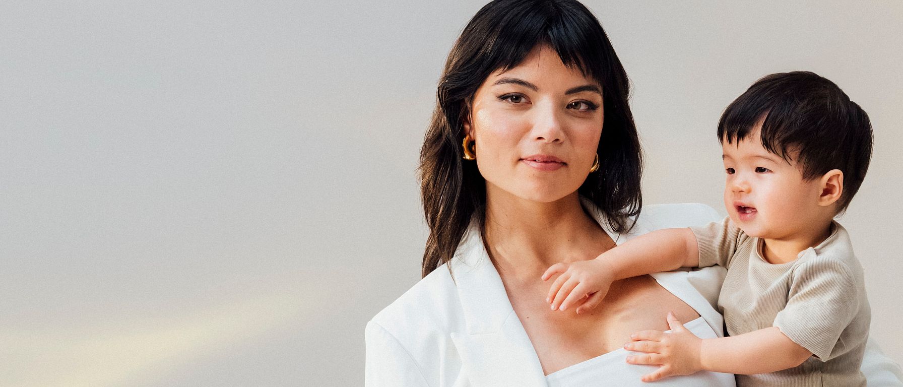 kobieta trzymająca dziecko